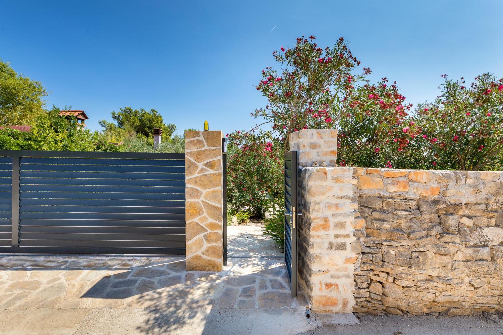 Casa De Flores, Ace Location - 100M From Bodinka Beach , Free Parking, Nature'S Heaven Peroj Exterior photo